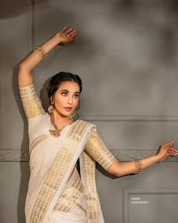 Actress Parvathy Nair latest saree photos gallery