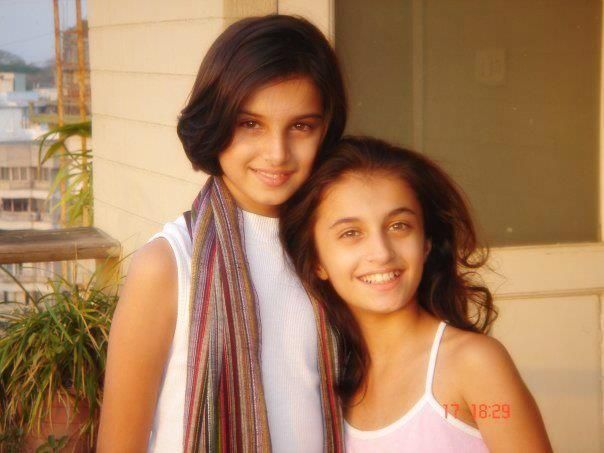 Bollywood Actress Tara Sutaria (left) Childhood Pic with her twin Sister Pia Sutaria | Bollywood Actress Tara Sutaria Childhood Photos | Real-Life Photos