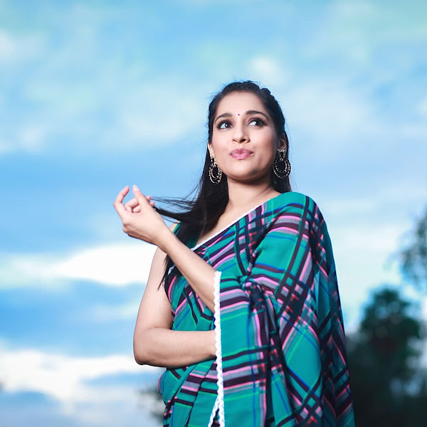 Rashmi Gautam looks stylish in a blue saree