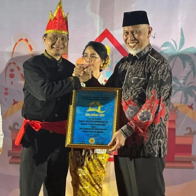 Gubernur Sumbar Terima IHSA Award 2025 sebagai Tokoh Pengembangan Usaha Homestay Wilayah Provinsi