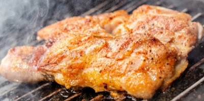 The steak (tender cube steak) is accompanied by a bottled cutlet dish covered with spicy flour and pan-fried.