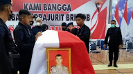 Pemakaman Polisi yang Gugur Saat Pengamanan Unjuk Rasa Diwarnai Isak Tangis