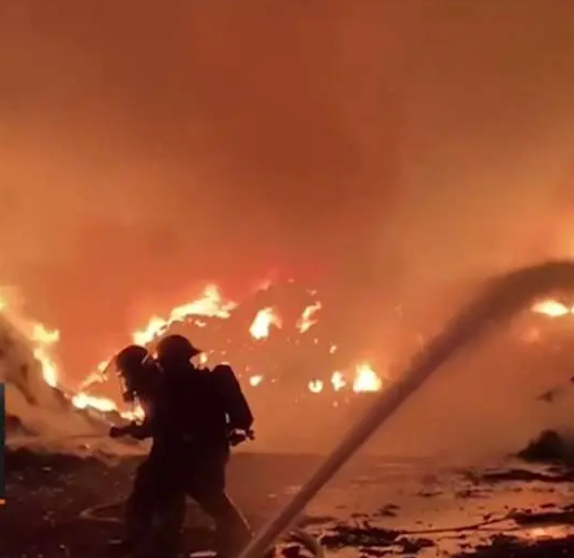 Costa Rica: Bomberos siguen trabajando para apagar enorme incendio en Alajuela