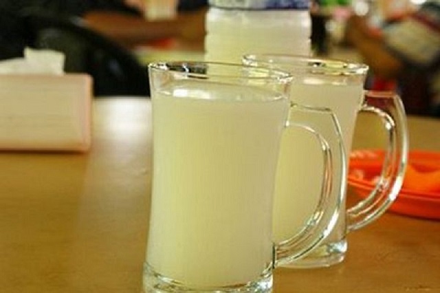 gambar minuman tuak di dalam gelas