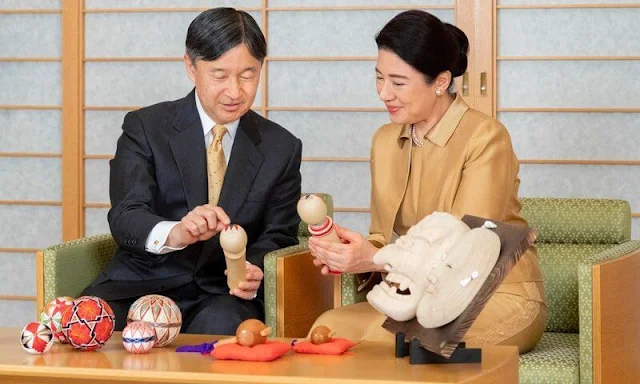 Emperor Naruhito, Princess Aiko, Emperor Akihito and Empress Michiko. Empress Masako wore a golden silk satin dress