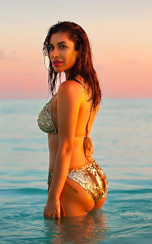 Sophie Choudry golden bikini sexy body