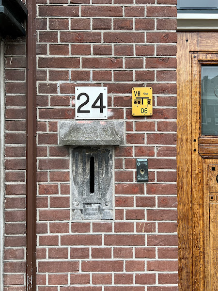 Aanwijsplaat aan het voormalige woonhuis van opperrabbijn Berenstein ('Rebbe Beer'), Stille Veerkade 24, Den Haag