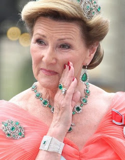 emerald pearl bracelet tiara norway crown princess martha queen sonja