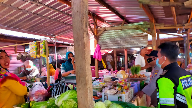 Tekan Penyebaran Corona, Polsek Pemenang Blusukan Kepasar