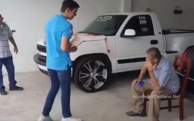 Ganador de rifa devuelve premio, una camioneta