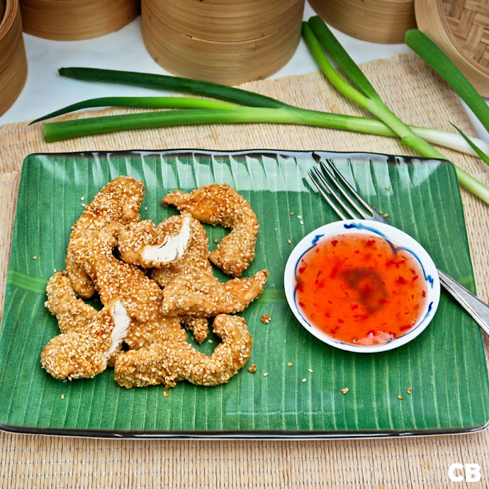 Recept: zo maak je zelf krokant gefrituurde reepjes kipfilet met sesamzaadjes en sweet chili sauce