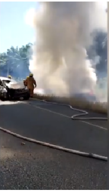 Costa Rica: Carro prende en llamas tras aparatoso choque en Quepos