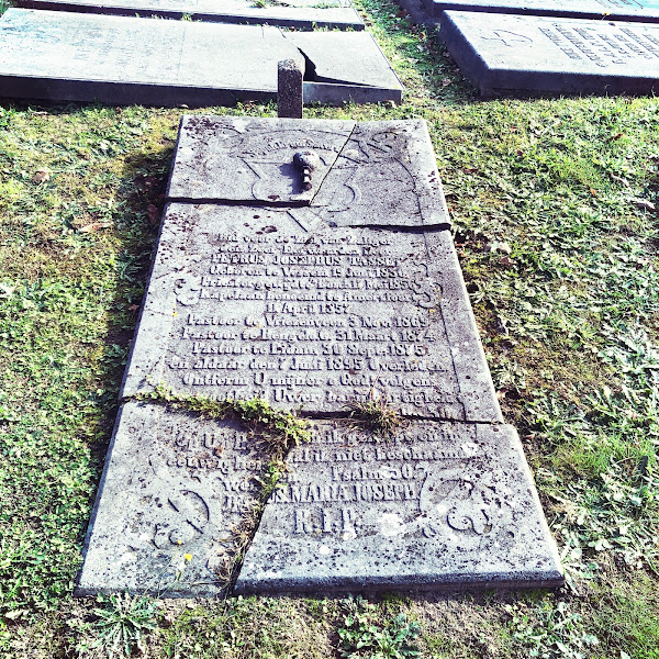Gebroken grafsteen, begraafplaats Didam