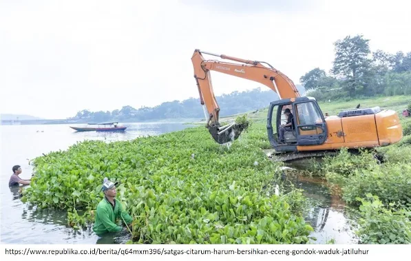 Pencemaran Air Air limbah digolongkan sebagai berikut : Air limbah domestik; limbah yang dihasilkan manusia secara langsung, seperti kegiatan rumah tangga dan pasar. Air limbah non domestik adalah limbah yang dihasilkan oleh kegiatan manusia secara tidak langsung, seperti industri pertambangan, peternakan dan pertanian Adanya pencemaran air menimbulkan endapan pada perairan, koloid, bahan- bahan terlarut, perubahan pH, perubahan warna, bau, rasa dan eutrofikasi.  Ketika sampah organik yang dibuang ke perairan oleh mikroorganisme akan di uraikan (dibusukan) menjadi mineral-mineral yang menyuburkan air, proses ini disebut Eutrofikasi.