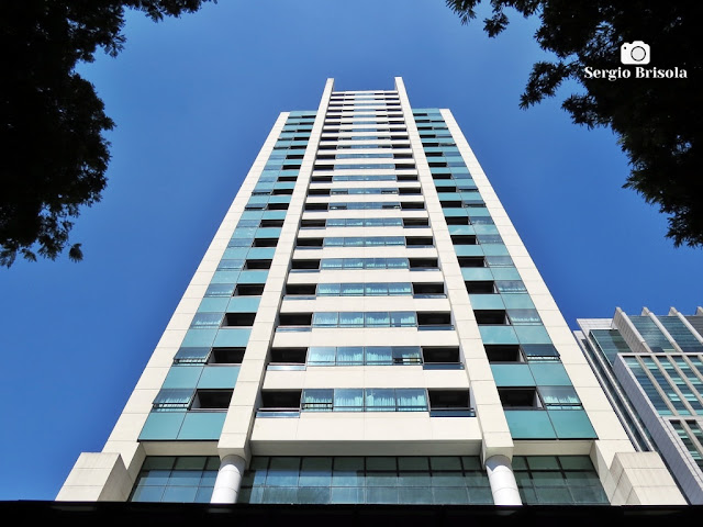 Perspectiva inferior da fachada do Hotel Blue Tree Premium Paulista na Bela Vista