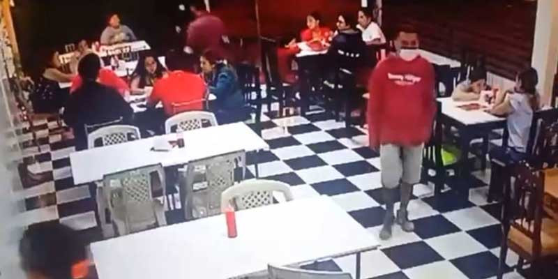 Ecuador: Delincuente huyó de un restaurante ubicado en la calle España, en el centro de Portoviejo luego que un niño le lanzó objeto