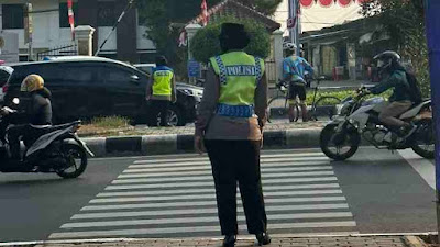 Polwan Polres Bogor Polda Jabar Melaksanakan Giat Gatur Lalin Wujud Pelayanan Kepada Masyarakat Dalam Rangka Peringatan Hari Jadi Polwan Ke-75