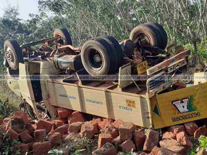 Man dies after lorry overturns; Two miraculously escaped