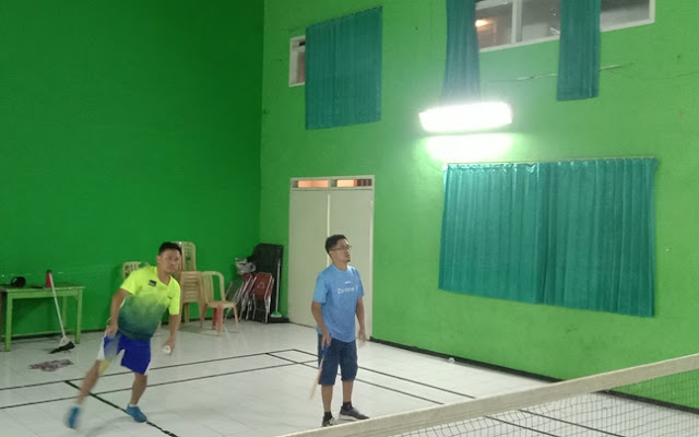 bermain badminton
