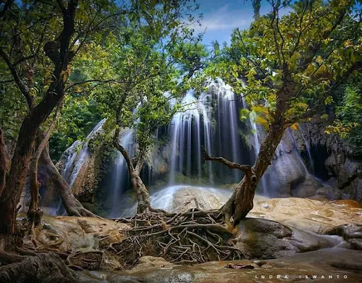 Air Terjun di Pantai Pelang Trenggalek