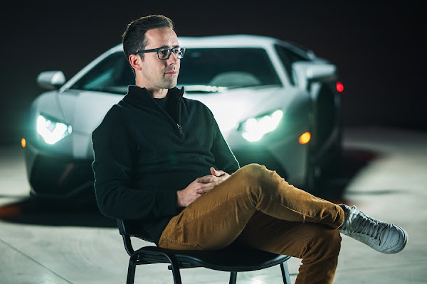 Está aberto o primeiro Leilão para a NFT da Lamborghini. O artista Fabian Oefner revela o verdadeiro significado da obra de arte "Space Time Memory"