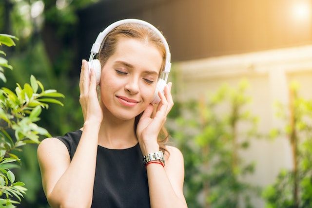 mendengarkan musik untuk mengurangi stres
