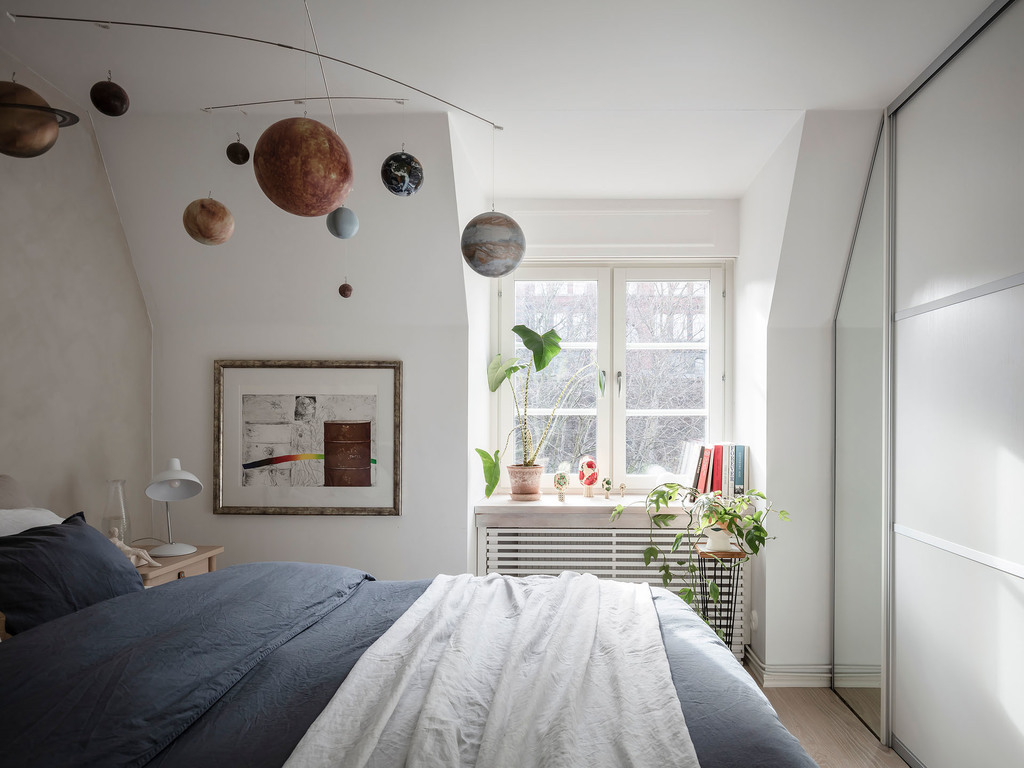Dormitorio con manualidad sobre la cama de sistema solar