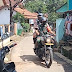 Gunakan Motor Dinas, Kompak Kanit Binmas Bersama Babinsa Keliling Ke Desa Binaan Ajak Masyarakat Untuk Vaksinasi