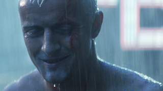 Fotograma de la pelicula en la cual el replicante Roy Batty (interpretado por Rutger Hauer) en la película Blade Runner, interpreta el monologo "Lágrimas en la lluvia"