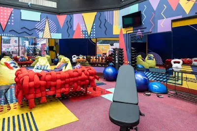 A casa do "Big Brother Brasil 22" está bem colorida este ano.