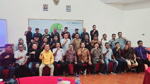 Kanan Ketua Serikat Media Siber Indonesia (SMSI) Binjai-Langkat Siswanto Ihsan SE, bersama Insan Pers dan Keluarga Besar SKK Migas-SKKS saat diabadikan dalam acara Media Gathering 2023. (/Ist)