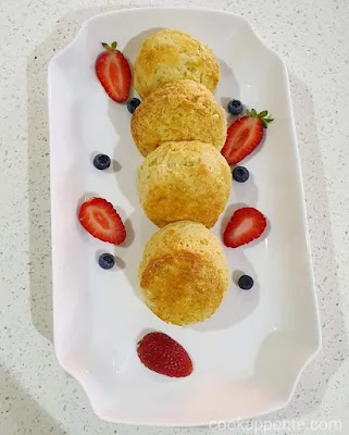 Scones are savory and sweet, they are perfect with tea and coffee, of course not forgetting a cup of milk.
