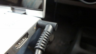 Pastikan Kabel Charger Terpasang dengan Benar ke Laptop