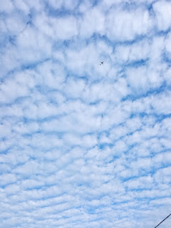 awan biru nampak kapal terbang