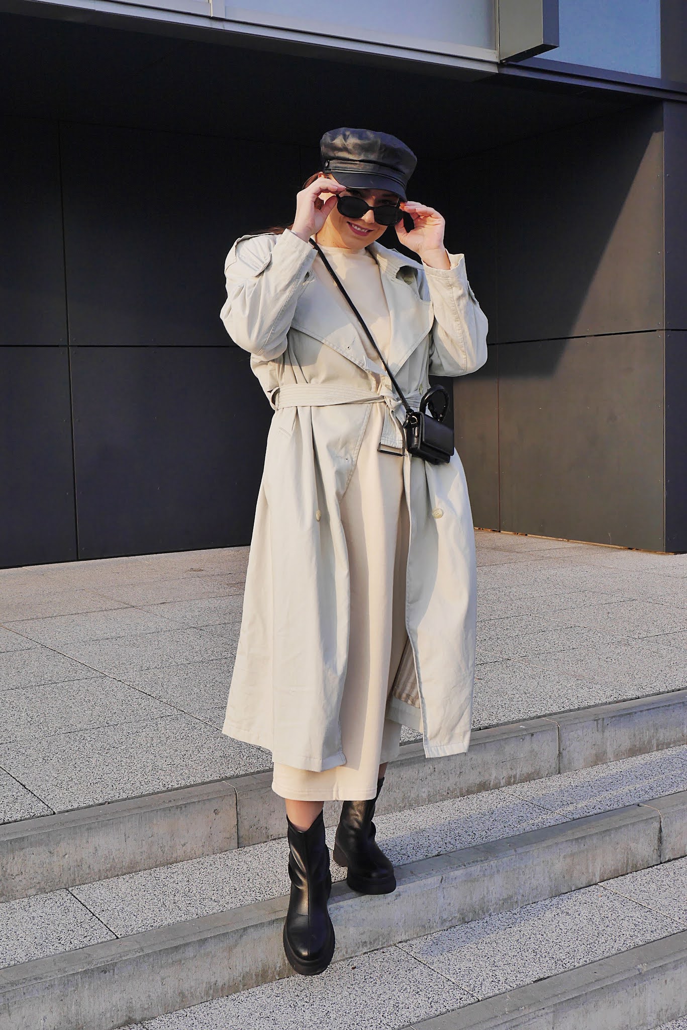 blog modowy blogerka modowa karyn puławy beżowa sukienka dresowa długa beżowy trencz płaszcz prochowiec czarne botki ccc czarna czapka bretonka stylizacja look outfit ootd jesienna modna beige trench coat hoodie long dress black ugly shoes black hat stylish