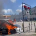 VÍDEO: Carro pega fogo próximo a posto de gasolina, veja o desespero das pessoas 