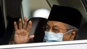 Dr Mahathir successfully underwent elective medical procedure - IJN  Former prime minister Dr Mahathir Mohamad has successfully undergone elective procedures at the National Heart Institute.  A team of doctors from IJN and the University of Malaya Medical Center have successfully performed the procedure.  "The procedure went smoothly and went as planned.  "He is now fully conscious and highly motivated. Based on current clinical developments, he is expected to be released from the hospital in a few days," IJN said in a statement today.  Given the current health SOP, IJN said the Langkawi MP was not allowed visitors.  Dr Mahathir, who celebrated his 96th birthday last July, has a history of heart problems.  Last month, he was hospitalized for a full health check -up and observation for several days.  Mahathir is the longest -serving prime minister in Malaysia who has ruled for 22 years from 1981 and 2003.  He then returned to take over as prime minister for a second time in 2018 after leading the opposition Pakatan Harapan to win the historic election, making him the world's oldest head of government.  The Mahathir -led administration, however, collapsed in less than two years as government lawmakers defected through the Sheraton Move.