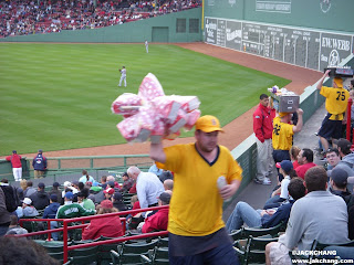 American Experience|Boston Fenway Park-The fun of watching a game is the integration of eating, drinking and playing.