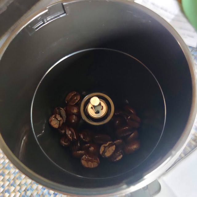 コーヒー豆を挽く写真