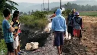 Longsor Akibatkan Akses Jalan Antar Desa di Ketanggungan Putus