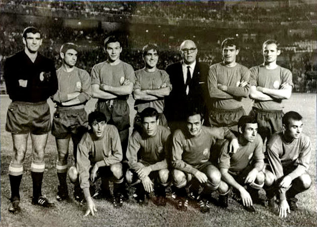 SELECCIÓN DE ESPAÑA. Temporada 1967-68. Iribar, Sanchís, De Felipe, Reijá, Ricardo Zamora, Glaría, Gallego, Ufarte, Grosso, Marcelino, Adelardo y Jose María. SELECCIÓN DE ESPAÑA 0 COMBINADO INTERNACIONAL 3 Miércoles 27/09/1967. Partido amistoso no oficial de homenaje a Ricardo Zamora. Madrid, estadio Santiago Bernabeu: 50.000 espectadores.