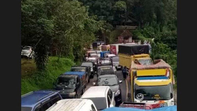 Jalur Lalin Medan Berastagi Macet Total,Pengendara Terjebak Berjam Jam Dilintasan