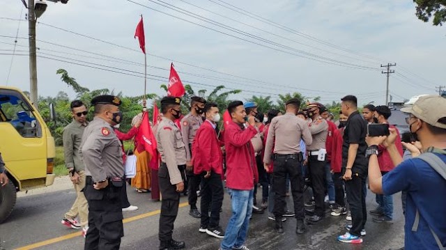 Aksi Demo Warnai HUT 76 Asahan, Mahasiswa Kumpulkan Koin Tolak Rehab Rumdis Bupati Rp 2,2 M