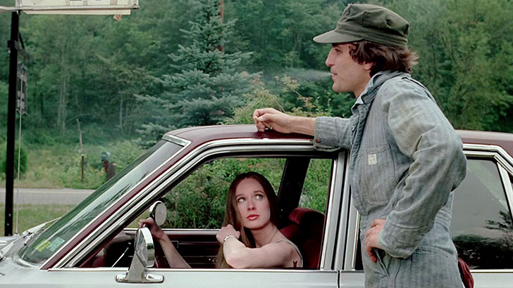 Camille Keaton e Eron Tabor como Jennifer e Johnny no filme 'A Vingança de Jennifer'