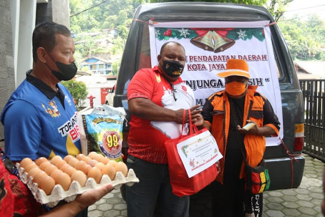 Robby Kepas Awi Pimpin Rombongan Bapenda Kota Jayapura Berbagi Kasih ke Juru Parkir.lelemuku.com.jpg