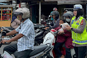Bagi-Bagi Takjil kepada Pengendara, Dirlantas Polda Aceh: Berkah Ramadan dan Bukti Nyata Polantas Hadir