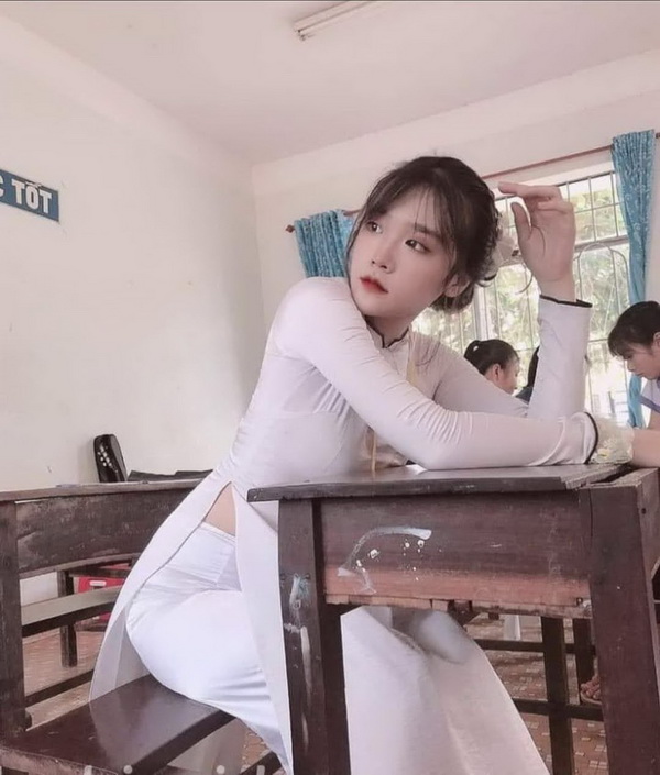 Thiếu nữ ngồi trong lớp áo dài trắng
