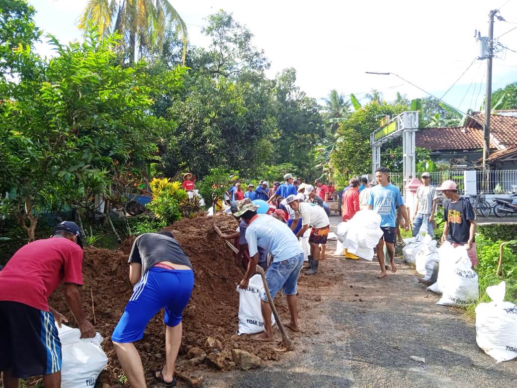 Warga Kelurahan Panjatan Perkuat Tanggul Sungai dengan Ribuan Karung Pasir