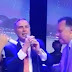  Sem máscara e em aglomeração, Barroso STF canta ao lado de jornalista da Globo News