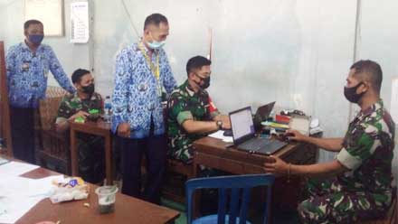 Tim Entri Data Kodim 0708 Purworejo Dampingi Vaksinasi di Banjarejo